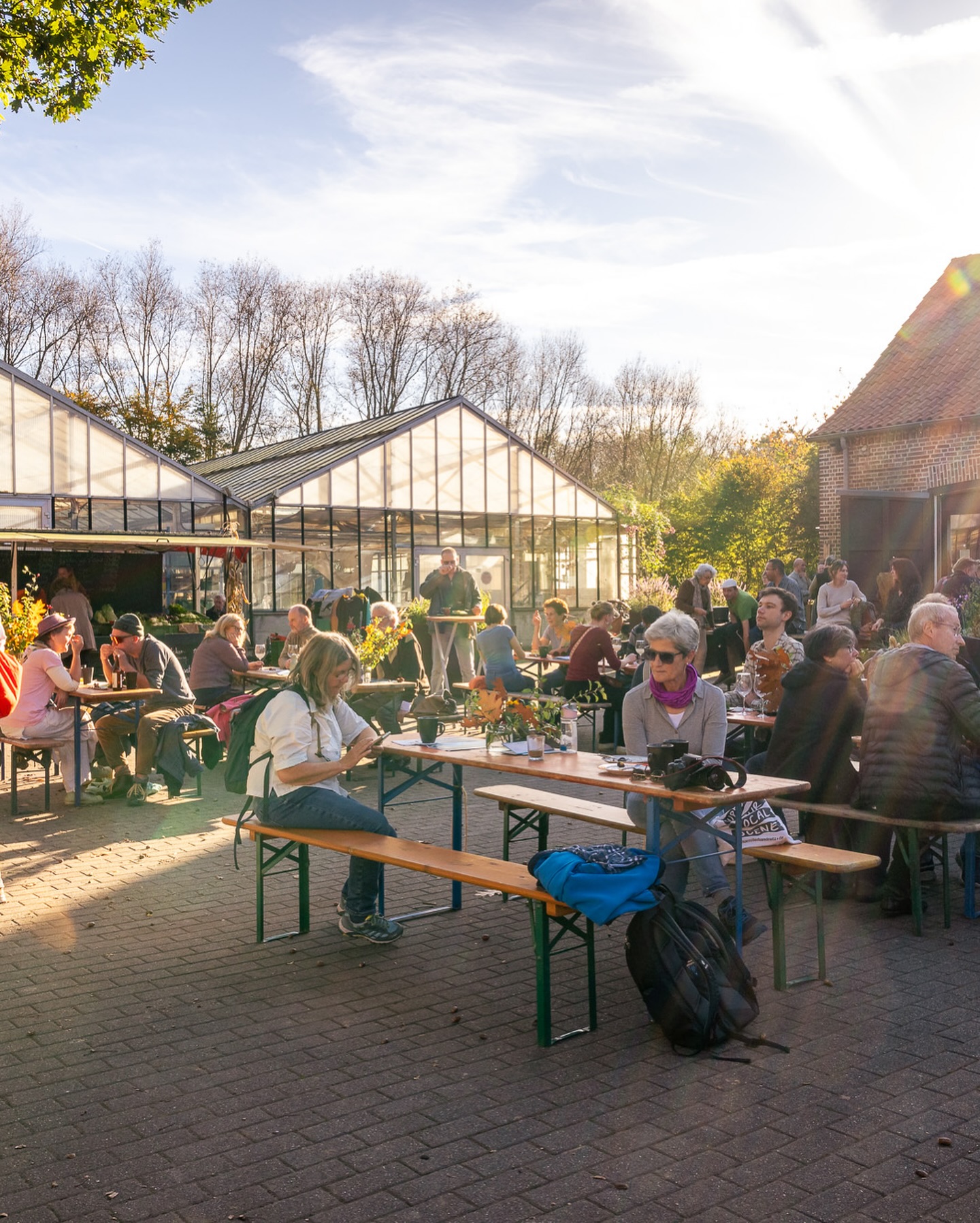 Auch ein Punkt und Grund für gestiegene Preise: Arbeiten auf dem Feld der Biogärtnerei Ra.Baba
