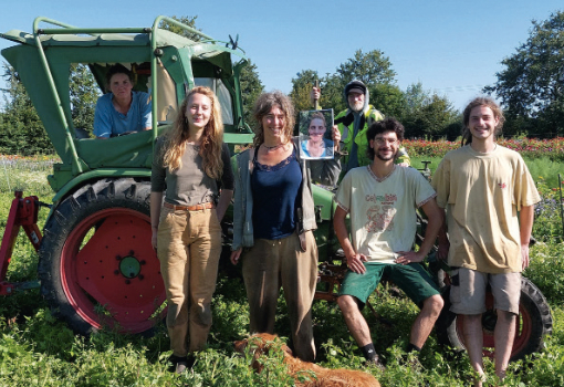 Arbeitsbedingungen: Wir arbeiten auf Augenhöhe, zahlen faire Löhne und bieten soziale Absicherung. Jede helfende Hand zählt – ob bei der Aussaat, Ernte oder im Verkauf.
